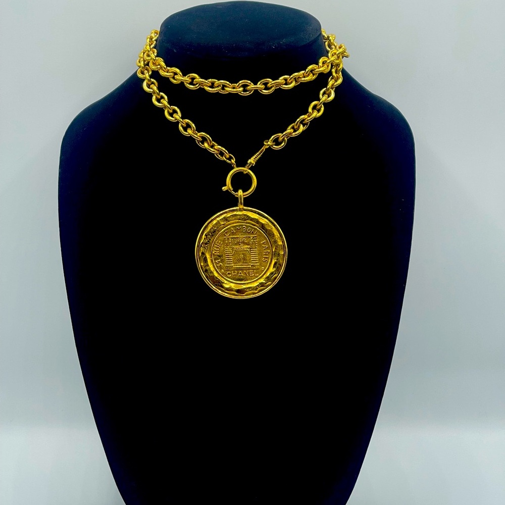 Chanel 31 Rue Cambon Coin Chain Medallion Vintage Gold Plated Long Necklace Coco